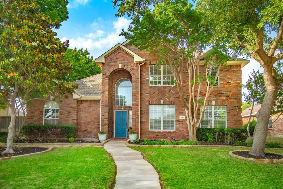 View of front property featuring a front yard
