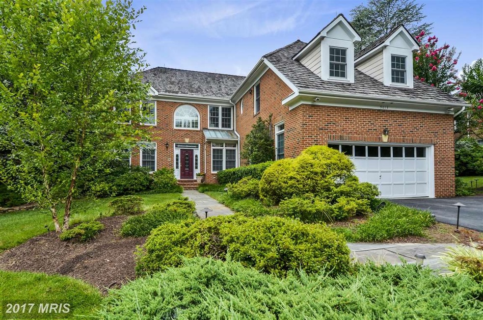 9013 Holly Leaf Ln, Bethesda, MD 20817 - photo 1