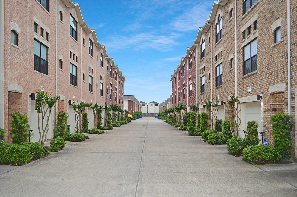 11315 S Main St unit 201, Houston, TX 77025 - photo 1