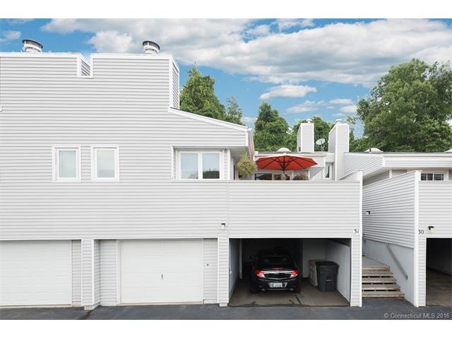 Must be seen - contemporary townhouse with one car