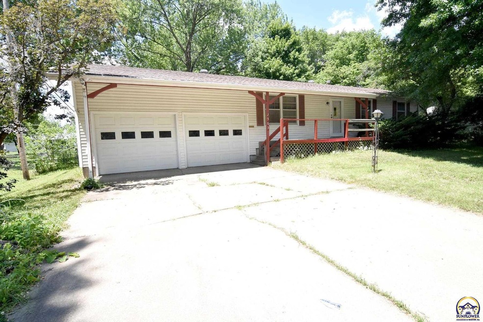 2303 SW Wayne Ave, Topeka, KS 66611 - photo 1