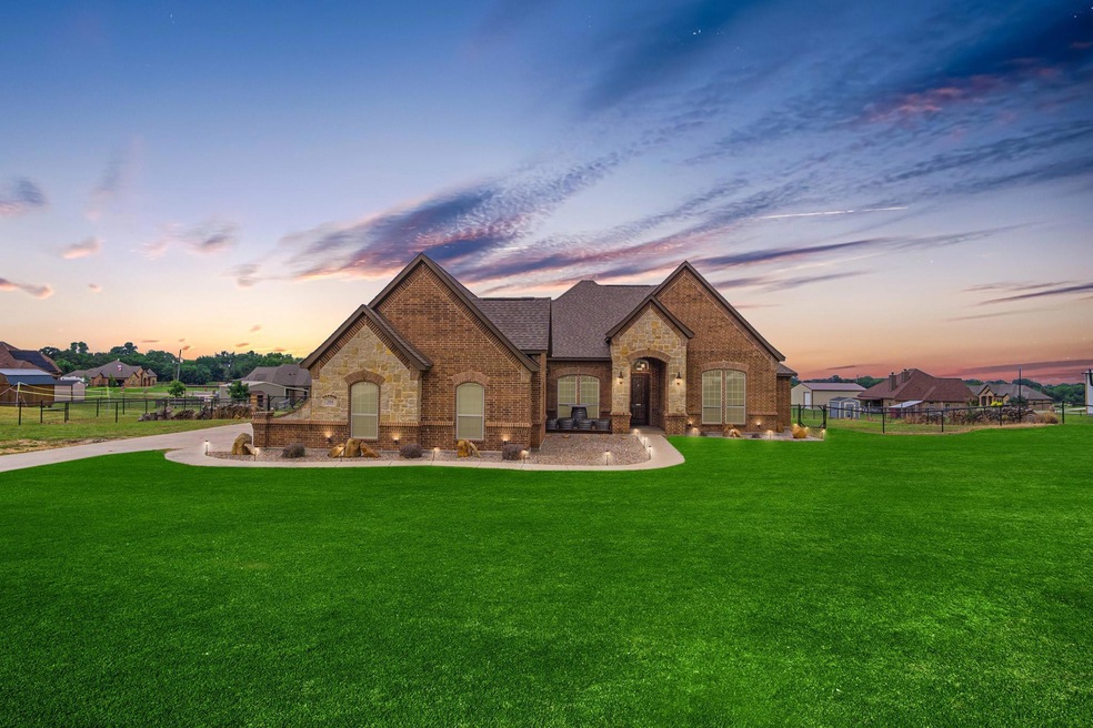 304 Spring View Ct, Springtown, TX 76082 - photo 1