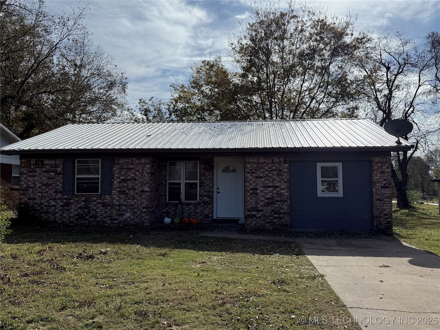 404 NW F St, Stigler, OK 74462 - photo 1