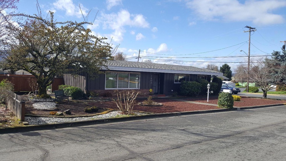 1403 NE Sommer Dr, Grants Pass, OR 97526 - photo 1