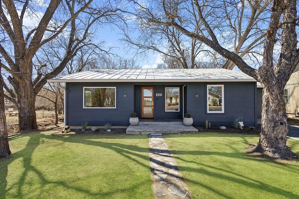 501 W Peach St, Fredericksburg, TX 78624 - photo 1