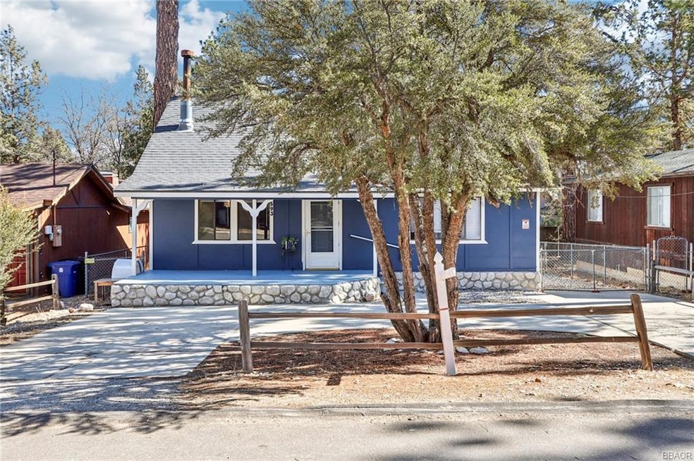 CIRCULAR DRIVEWAY EASY ASSESS ON RIGHT SIDE OF HOU
