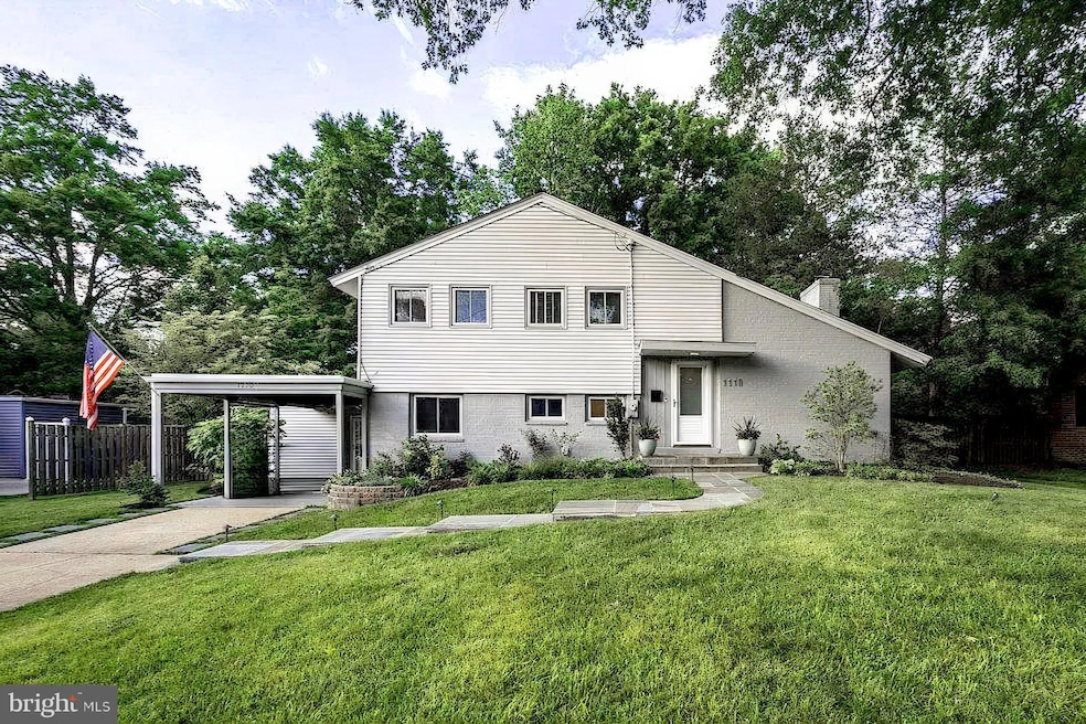 1110 Waynewood Blvd, Alexandria, VA 22308 - photo 1