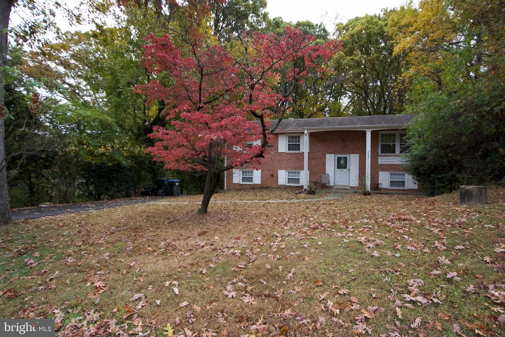 9921 Woodrow St, Vienna, VA 22181 - photo 1