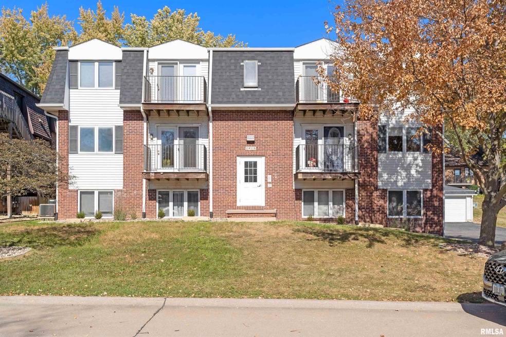 2416 E 50th St unit 3, Davenport, IA 52807 - photo 1