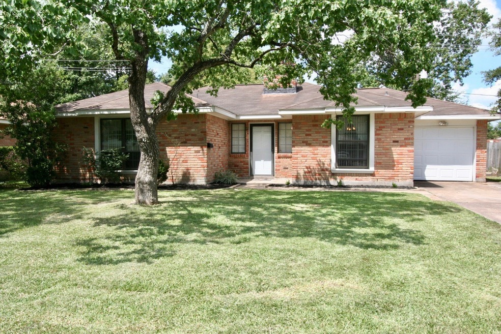 Well maintained 3 bed/2 bath home in Shadowglen