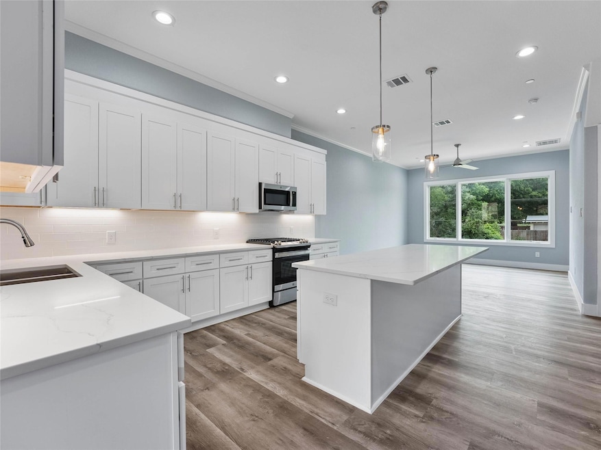 453 S Rayner St, Fort Worth, TX 76111 - photo 1