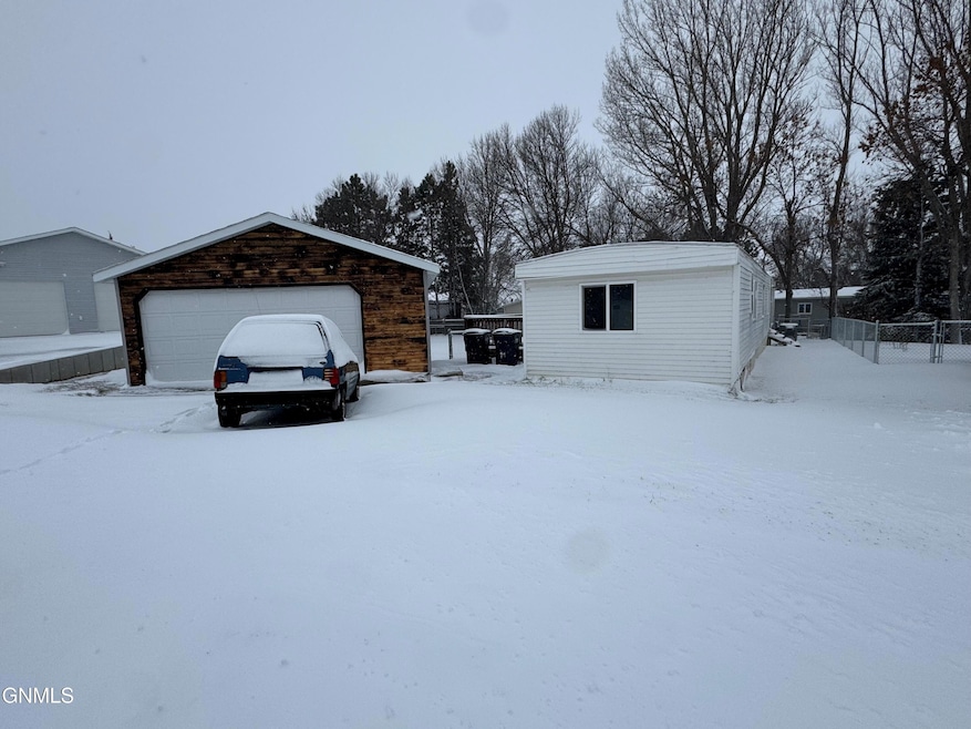 4501 Columbus Ct, Mandan, ND 58554 - photo 1