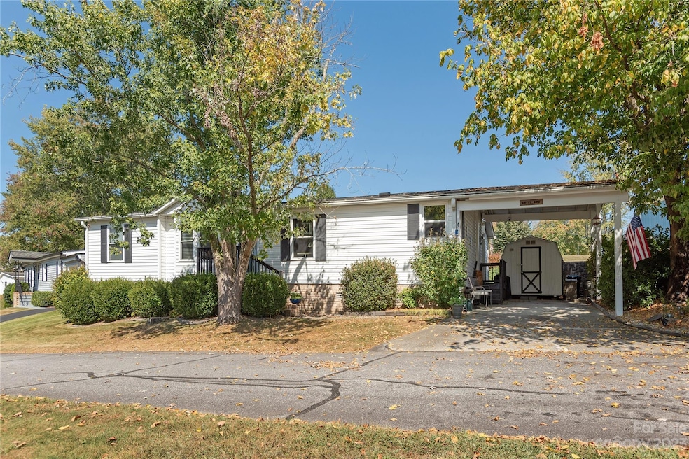 203 Cranbrook Cir, Hendersonville, NC 28792 - photo 1