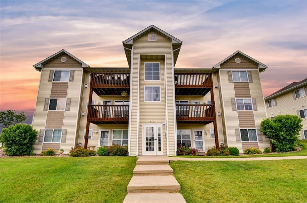 6715 Creekside Dr. NE #7.. Like New!!
