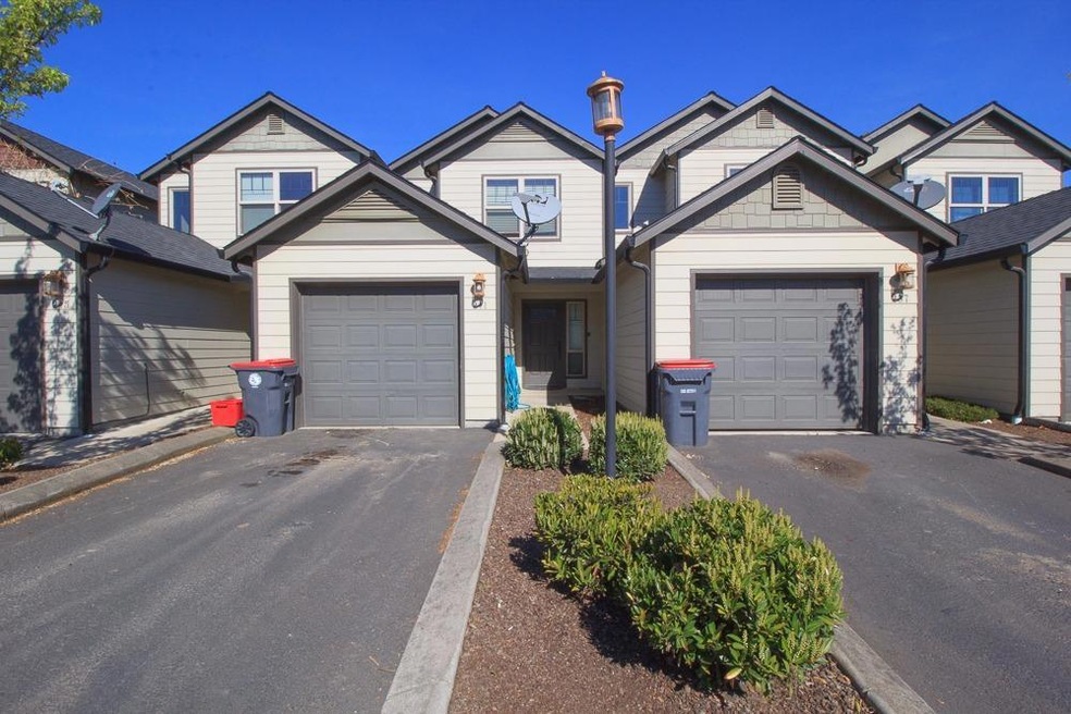 241 Daisy Creek Village Dr, Central Point, OR 97502 - photo 1