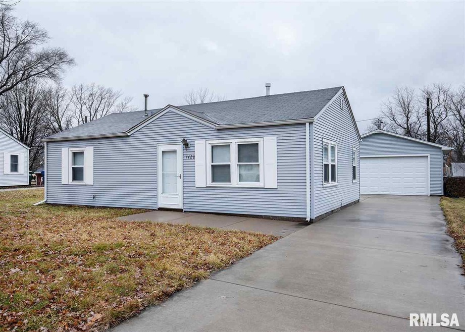 7428 N Oak St, Davenport, IA 52806 - photo 1