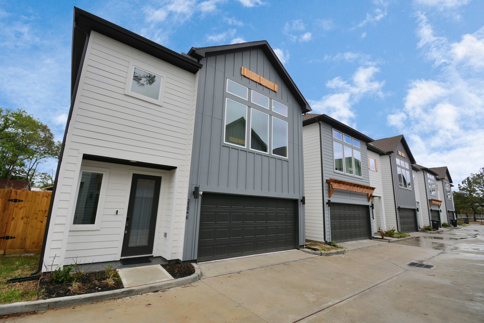 2504 W Tidwell Rd unit E, Houston, TX 77091 - photo 1