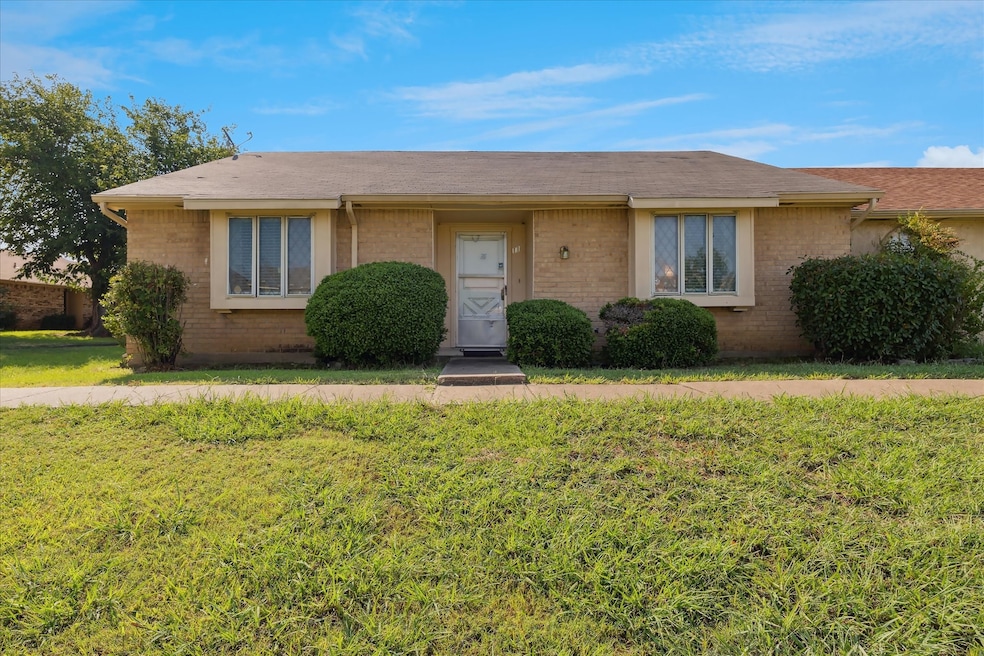 11 E Townhouse Ln unit 26, Grand Prairie, TX 75052 - photo 1