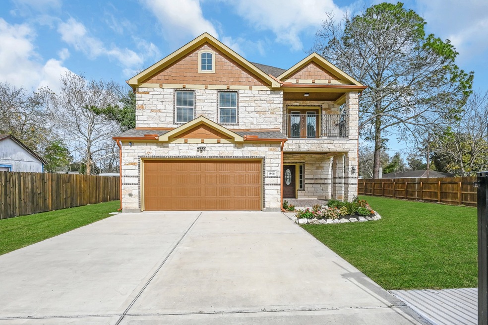 1808 W Adoue St, Alvin, TX 77511 - photo 1