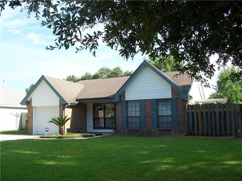 Facade/Exterior Front. Great curb appeal !