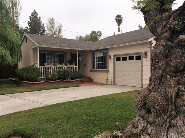 Great Curb Appeal!