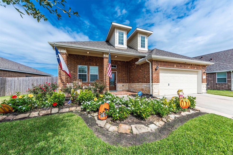 376 Lake Line Dr, Alvin, TX 77511 - photo 1