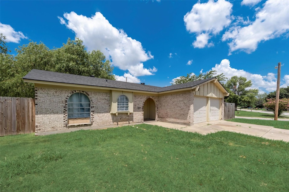 Ranch-style house featuring a garage and a front l