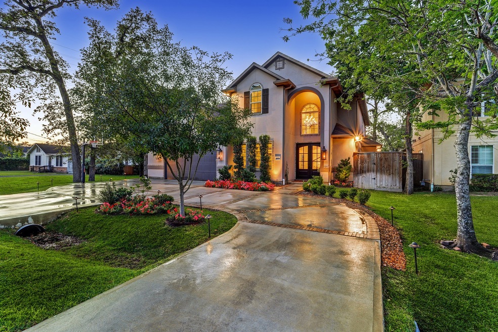 10938 Lasso Ln, Houston, TX 77079 - photo 1