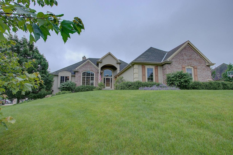 N65W12559 Sycamore Ln, Menomonee Falls, WI 53051 - photo 1