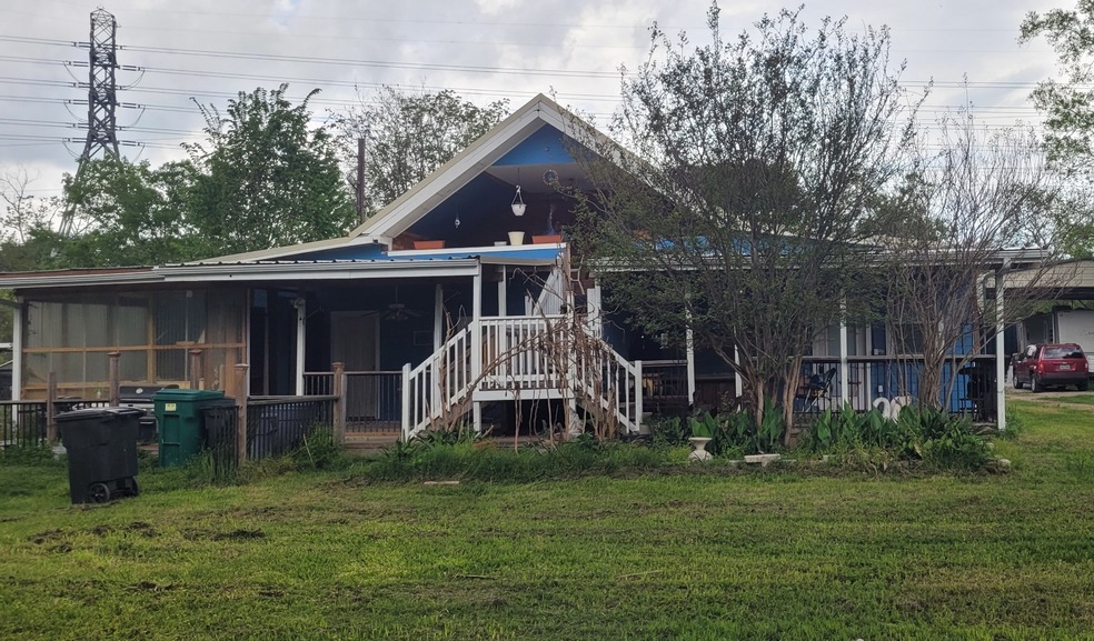 Upstairs unit for lease (power, water, sewer, and