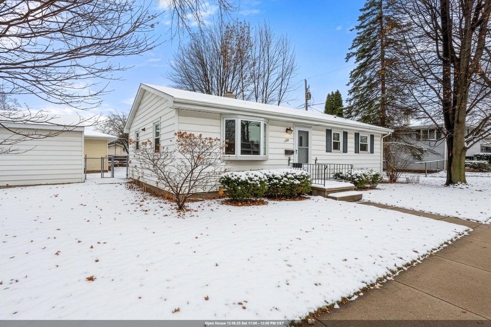 2109 E College Ave, Appleton, WI 54915 - photo 1