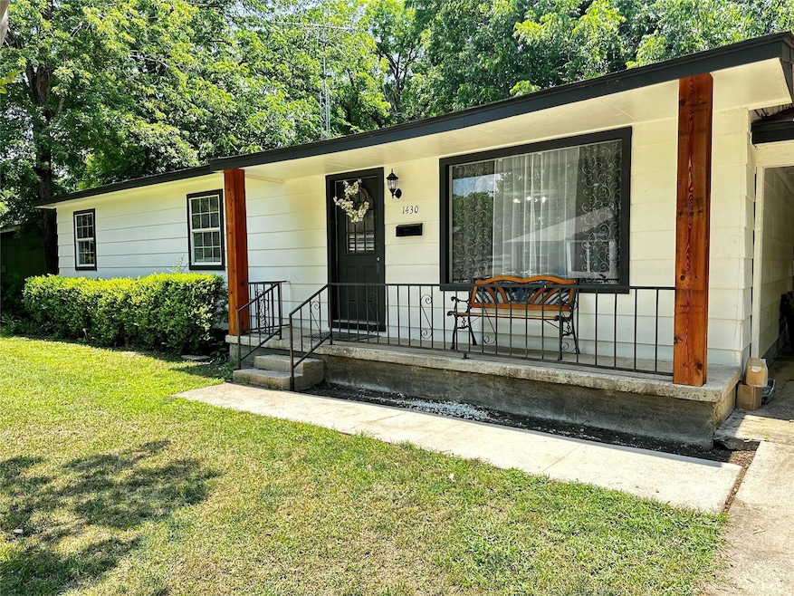1430 Gribble St, Gainesville, TX 76240 - photo 1