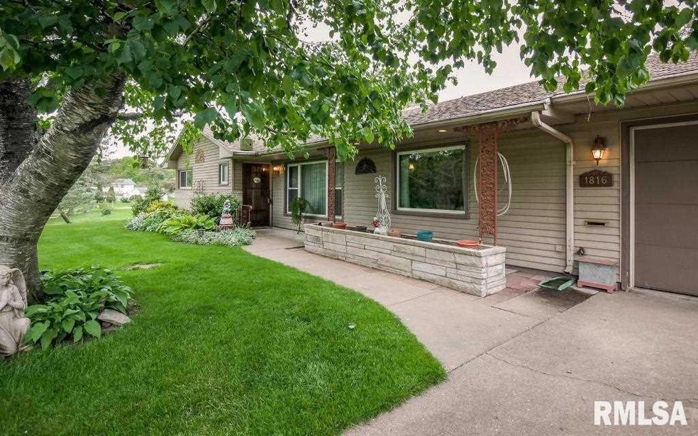 1816 W 43rd St, Davenport, IA 52806 - photo 1