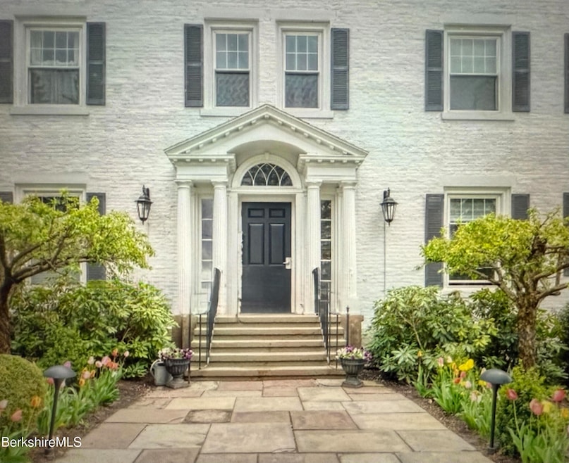 33 Maplewood Ave unit 305, Pittsfield, MA 01201 - photo 1