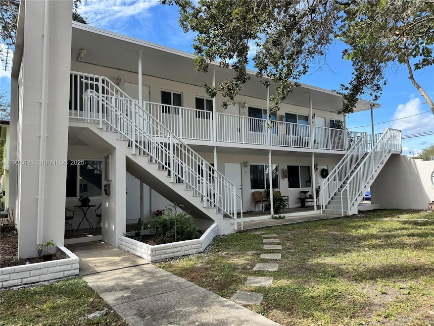 261 Hibiscus Dr unit 5, Miami Springs, FL 33166 - photo 1