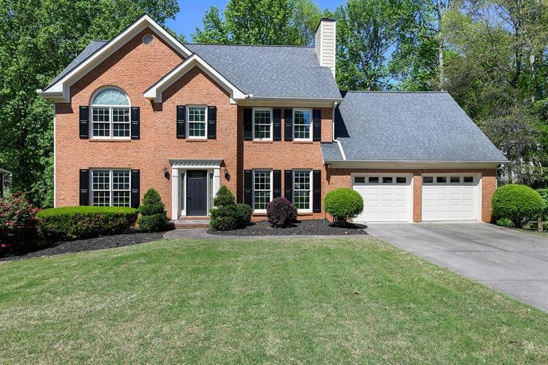 Flat cul de sac lot, beautifully maintained.
