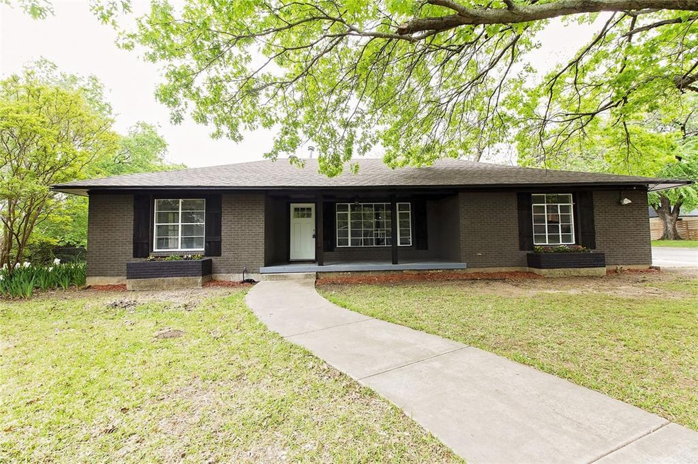 1219 N Howeth St, Gainesville, TX 76240 - photo 1