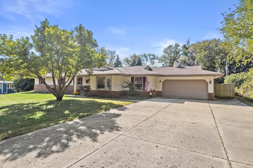 N61W16085 Hawthorne Dr, Menomonee Falls, WI 53051 - photo 1