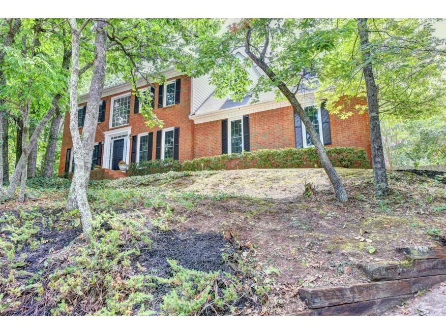Stately Colonial Style Home In A Sought-After Cumm