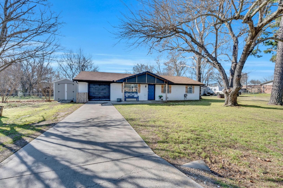 6204 Creek Crossing Rd, Alvarado, TX 76009 - photo 1