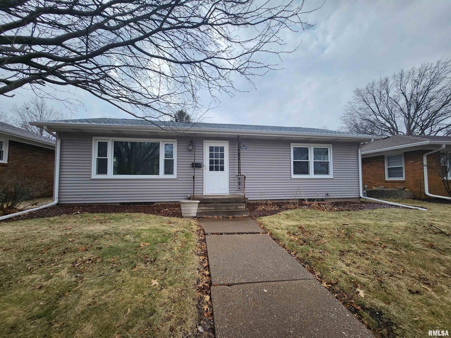 1517 Florence Ln, Davenport, IA 52804 - photo 1