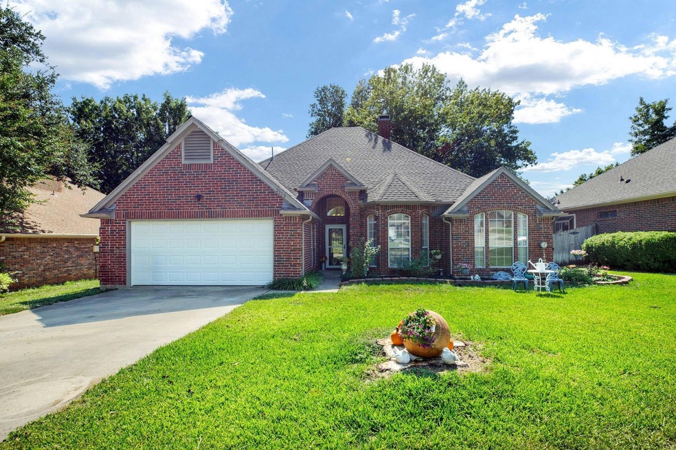 View of front of home featuring a front yard and a