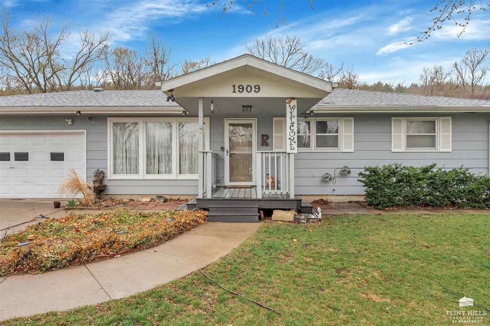 1909 Strong Ave, Manhattan, KS 66502 - photo 1