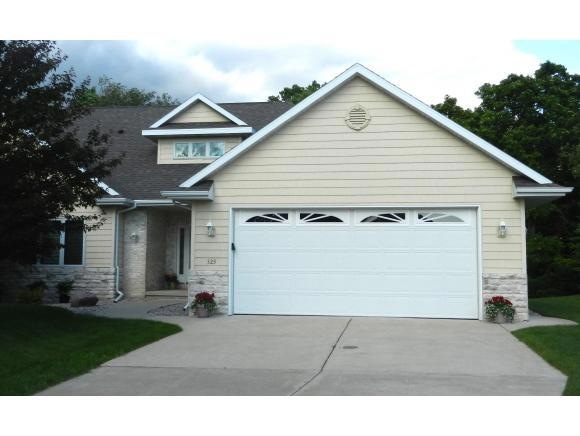 323 Hidden Ridges Ct, Combined Locks, WI 54113 - photo 1