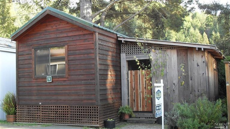 Wood siding gives a cabin feeling to this park mod