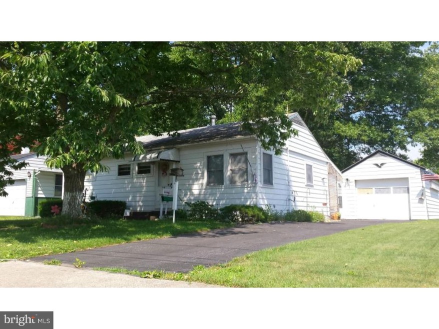 817 Chestnut St, Shoemakersville, PA 19555 - photo 1