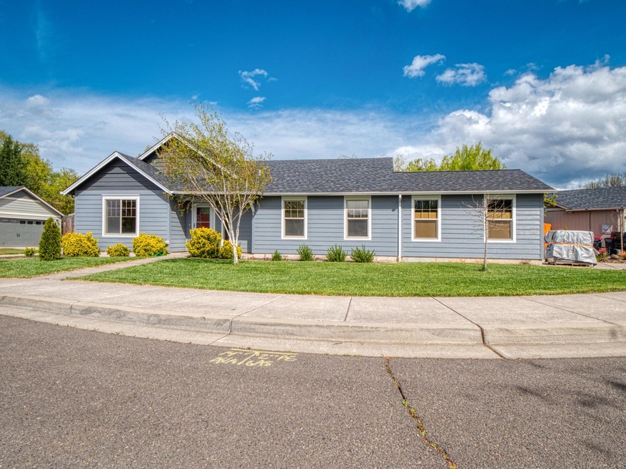 1561 Inverness Dr, Medford, OR 97504 - photo 1