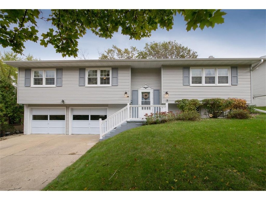 Lg Split Foyer with Vinyl Siding