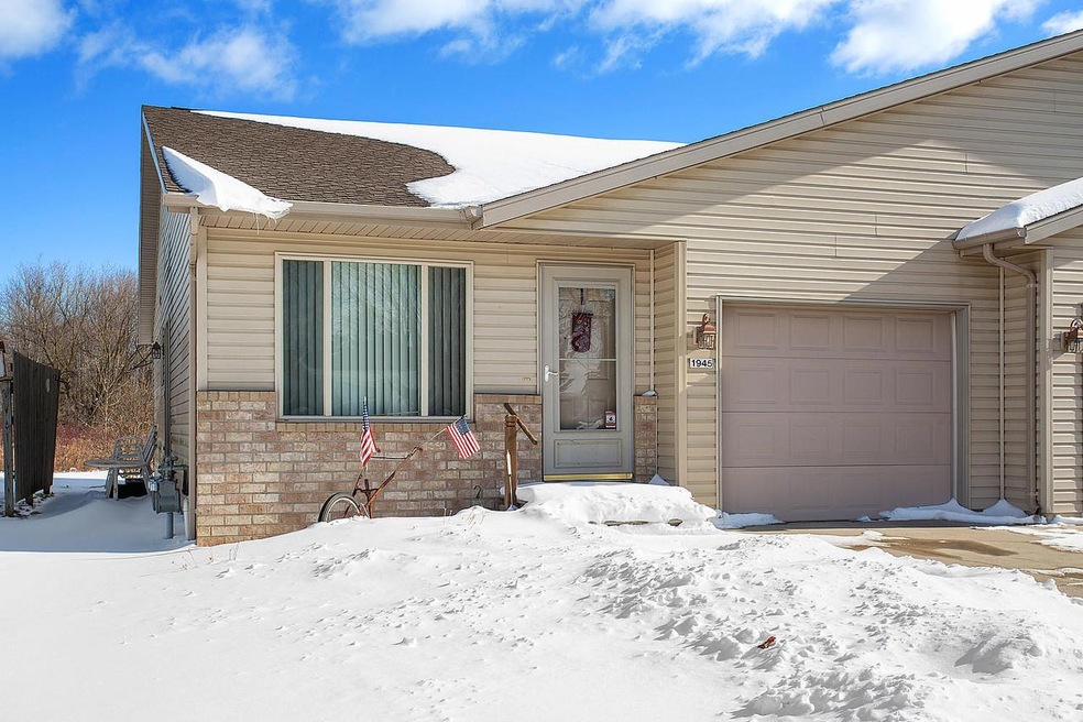 1945 S 35th St unit 1945, Manitowoc, WI 54220 - photo 1