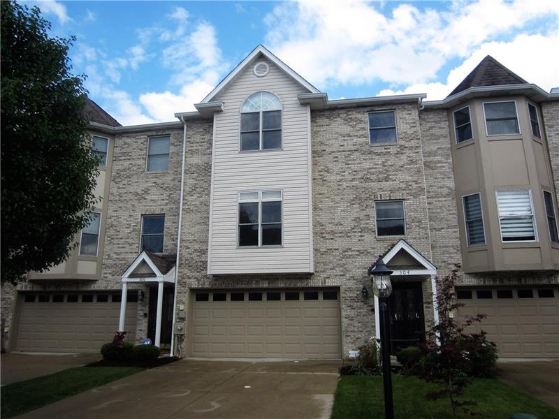 Well maintained Brick Townhouse.